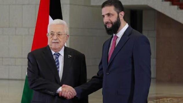 El presidente palestino Mahmoud Abbas se reunió con el presidente sirio Ahmed al-Sharaa en el Palacio del Pueblo en Damasco, el 18 de abril de 2025.  