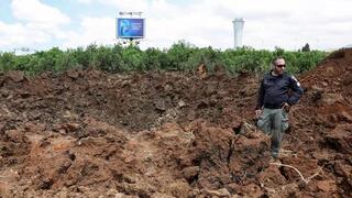El lugar donde explotó el misil en el aeropuerto Ben Gurión. 