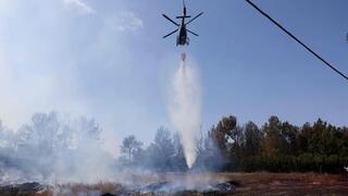 Helicóptero trabaja en la extinción del incendio en Jerusalem. 