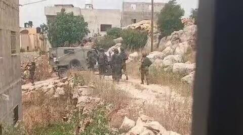 Soldados israelíes operan en la aldea de Burukin. 