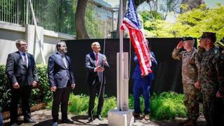 El enviado de Estados Unidos, Thomas Barrak, iza la bandera estadounidense en Damasco. 