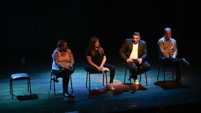 Cuatro actores en escena en "La silla vacía". 