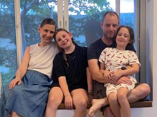 La familia Carasso. Divorciados y, debido a la situación, viven juntos. 
