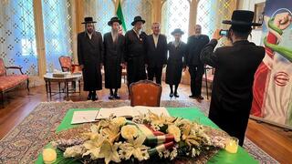 Foto del grupo ultraortodoxos tomada en la embajada iraní en Londres. 