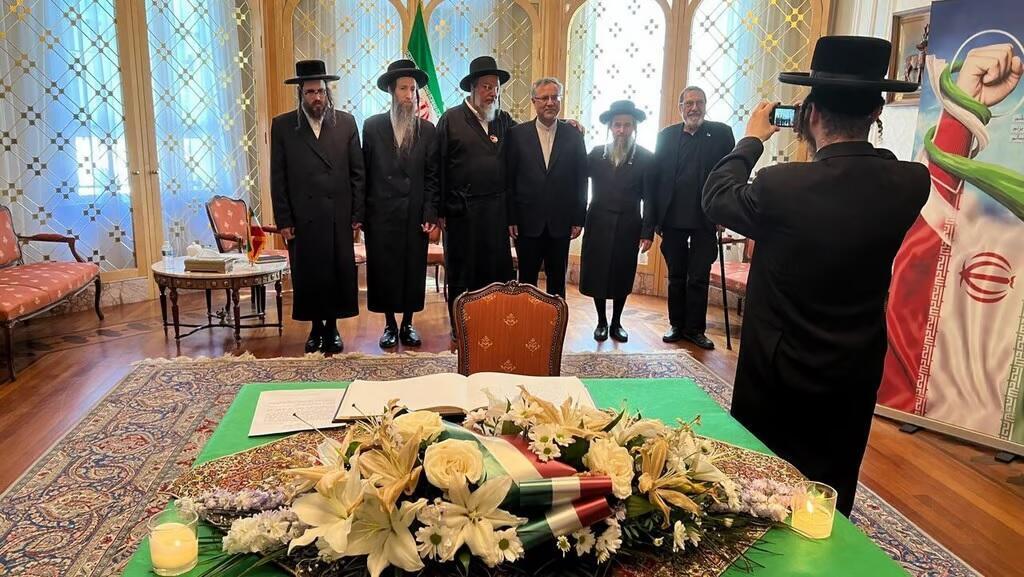 Foto del grupo ultraortodoxos tomada en la embajada iraní en Londres. 