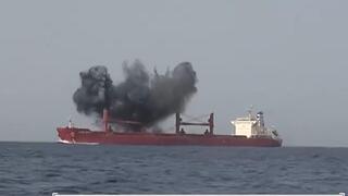 Ataque hutí a un buque comercial en el Mar Rojo. 