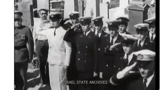 Pavel Frenkel (con uniforme blanco) en Haifa en 1937. 