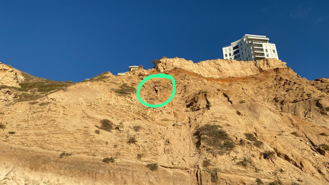 מטייל נפל ממצוק בנתניה ונתלה בין שמיים לארץ