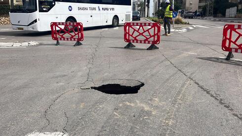 בור נפער בכביש בשכונת רמת הנשיא: אלה שינויי התנועה