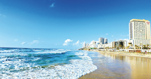 על הגל: חופי בת ים בצמרת החופים הנקיים בישראל