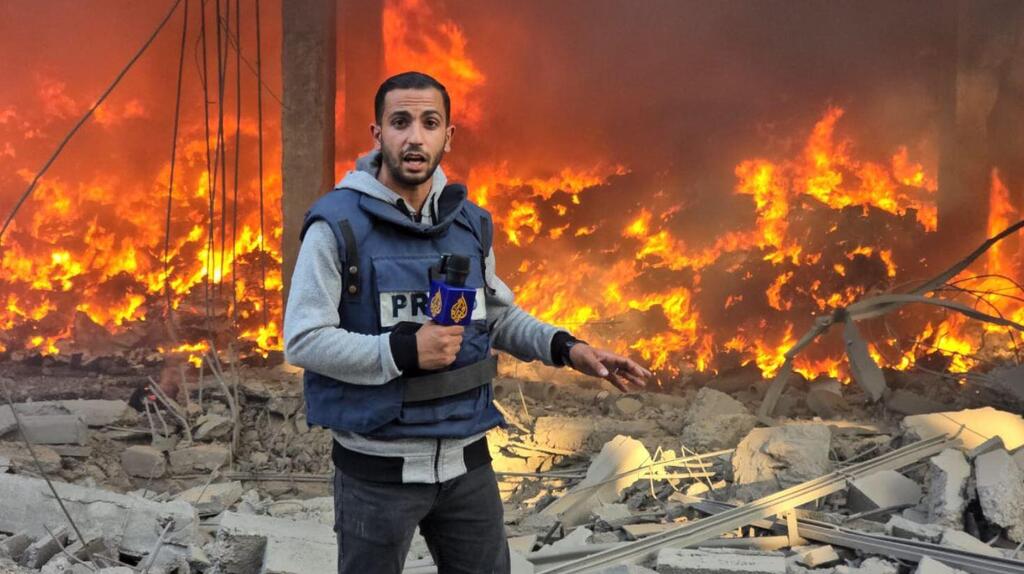 الصحفي أنس الشريف خلال تغطيته الاحداث في قطاع غزة