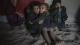 البرد يقسو على أطفال قطاع غزة