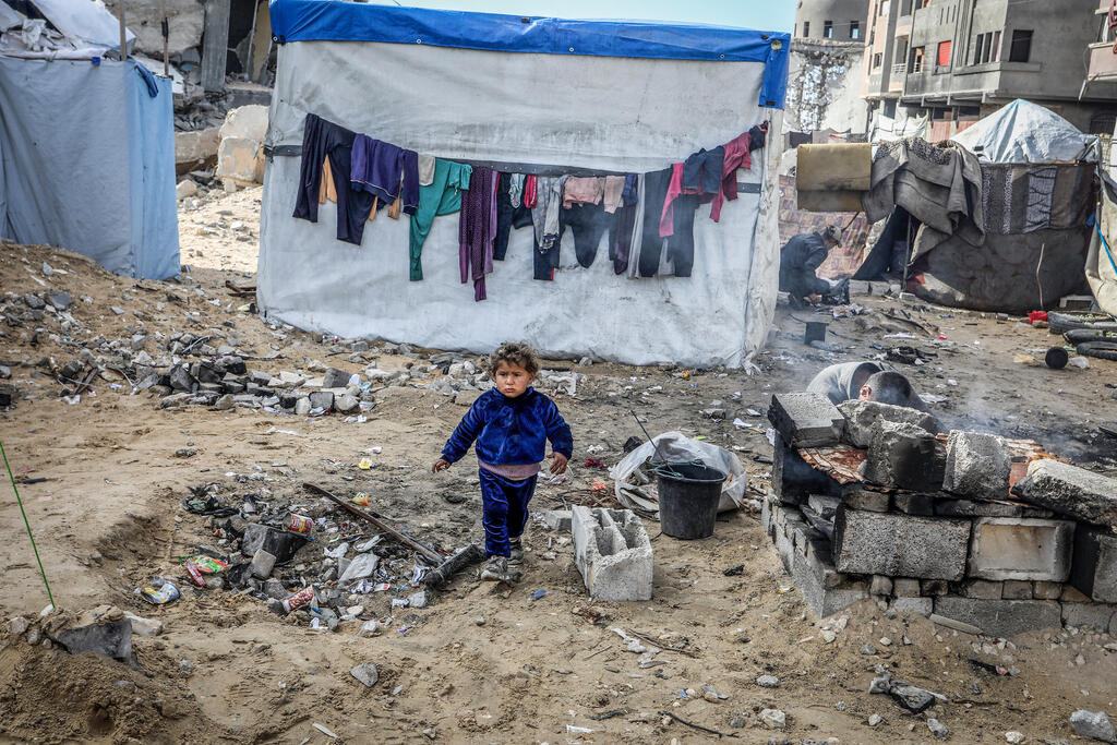 طفل فلسطيني أمام خيمته جنوب قطاع غزة