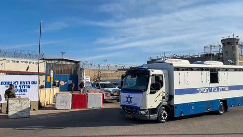 نقل الأسرى الفلسطينيين