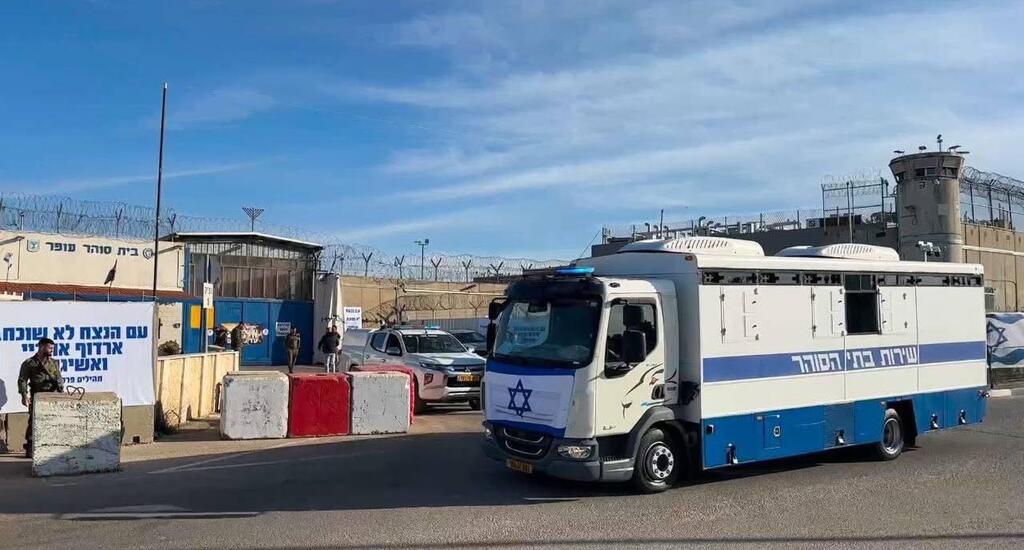 نقل الأسرى الفلسطينيين