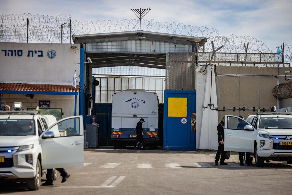 من أمام سجن عوفر قرب رام الله 