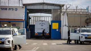 من أمام سجن عوفر قرب رام الله 