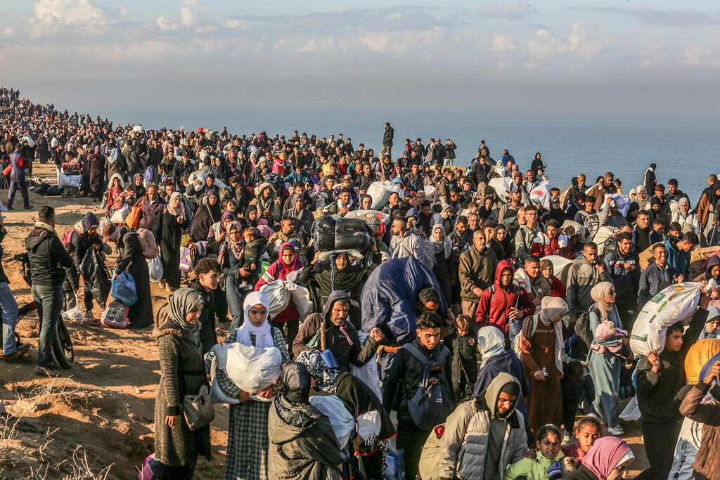 نازحون في طريقهم إلى شمال غزة