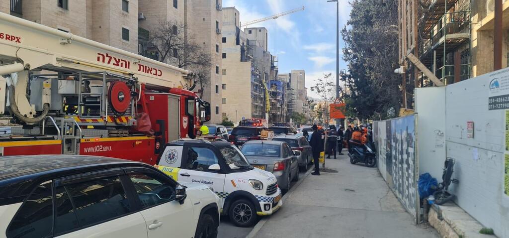 من مكان حادث العمل في تل ابيب