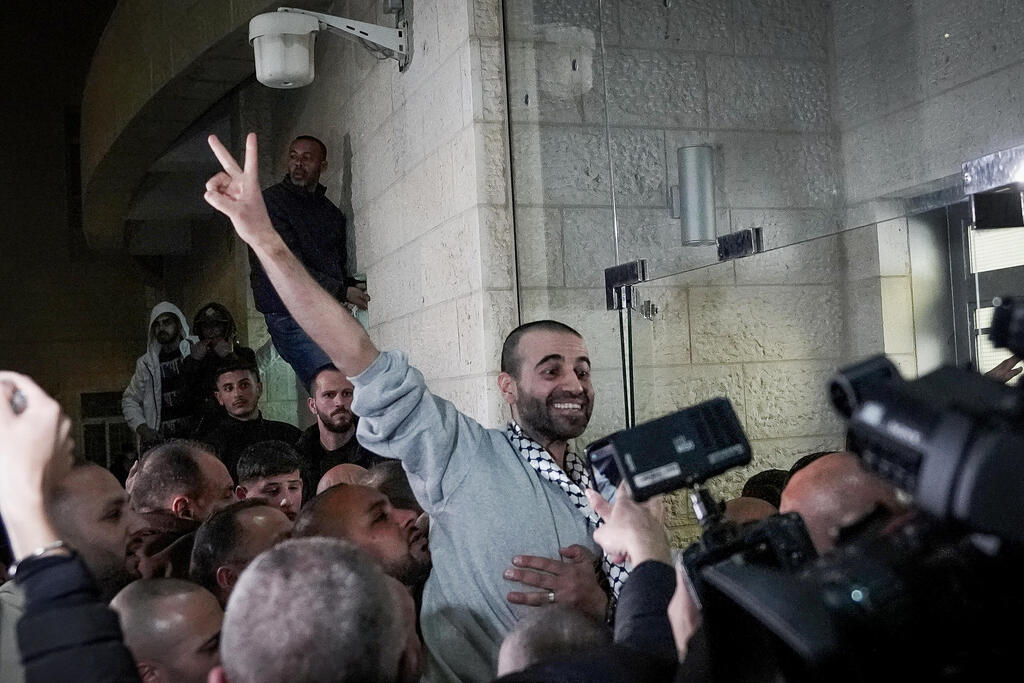 أسرى فلسطينيون بالدفعة الثالثة من صفقة التبادل