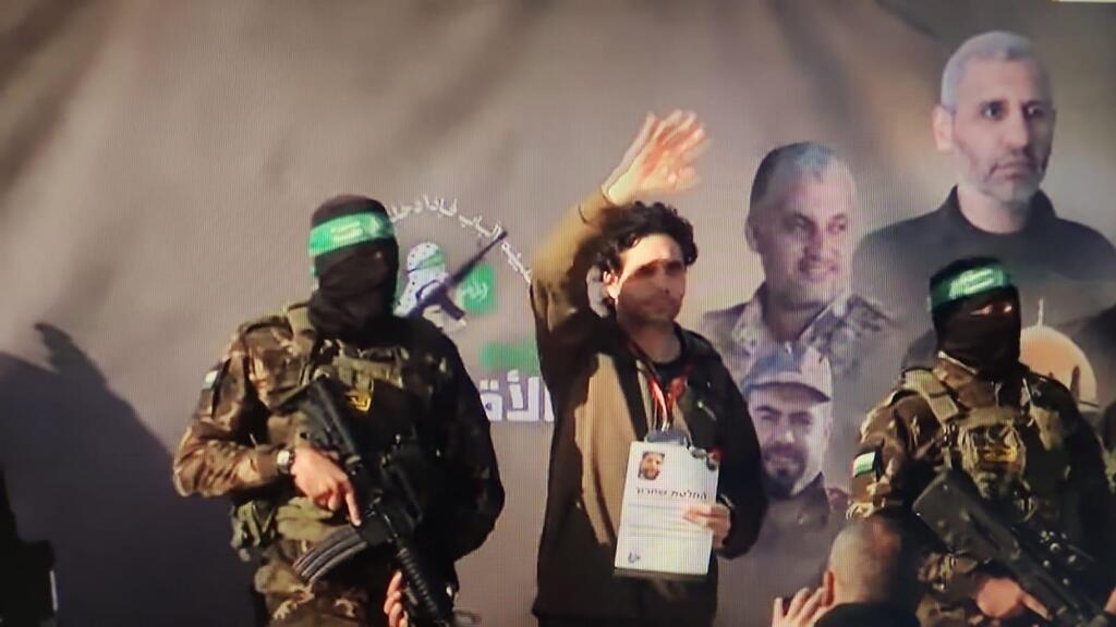 المحتجز عوفر كلديرون عند تسليمه للصليب الأحمر