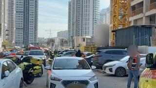 من مكان الحادث في ورشة بناء بمدينة بات يام