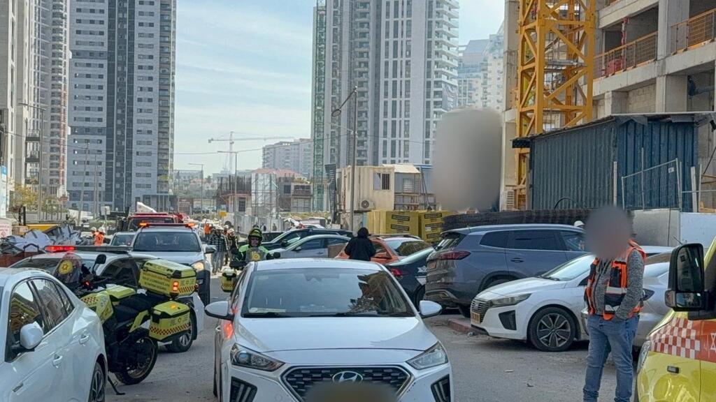 من مكان الحادث في ورشة بناء بمدينة بات يام