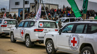 فريق الصليب الأحمر في دير البلح وسط غزة لاستلام المختطفين 