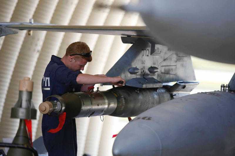 تثبيت صاروخ على طائرة F-16
