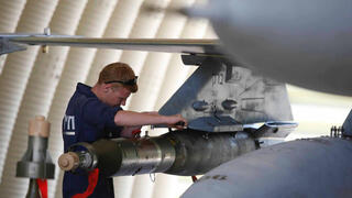 تثبيت صاروخ على طائرة F-16