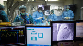 أطباء في إحدى مستشفيات البلاد (تعبيرية)