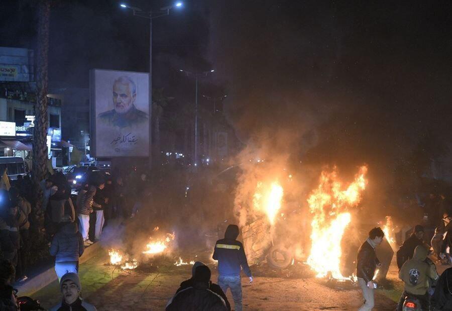 محتجون موالون لحزب الله يقطعون طريقا مؤديا لمطار بيروت الدولي