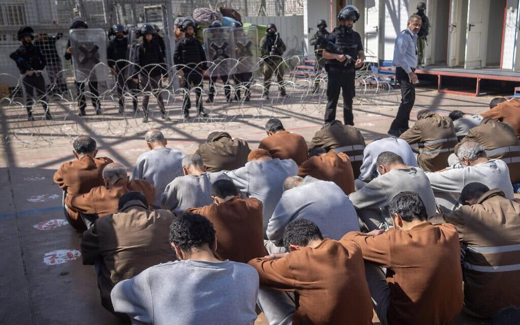 أسرى فلسطينيين - صورة عامة