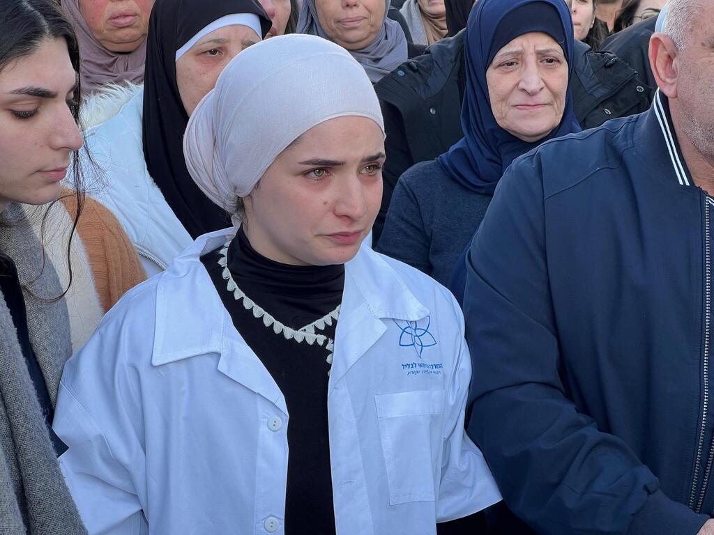 سماح خليل في تشييع جثمان زوجها الطبيب عبد الله عوض