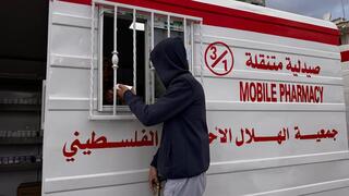 المرضى يتوافدون إلى مستشفى الهلال الأحمر الميداني في غزة 