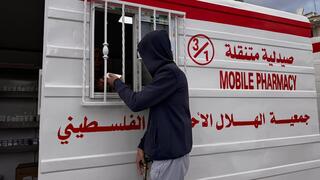 المرضى يتوافدون إلى مستشفى الهلال الأحمر الميداني في غزة 