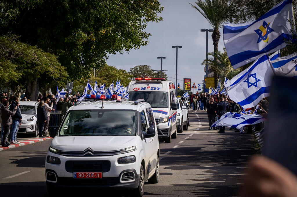 قافلة سيارات تحمل جثامين 4 مختطفين اسرائيليين تمت استعادتهم من قطاع غزة (Avshalom Sassoni/Flash90)  قافلة سيارات تحمل جثامين 4 مختطفين اسرائيليين تمت استعادتهم من قطاع غزة