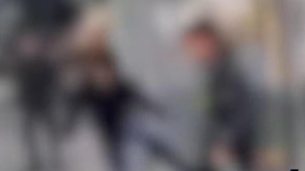 لقطة مشوشة من فيديو الاعتداء على طالب مدرسي