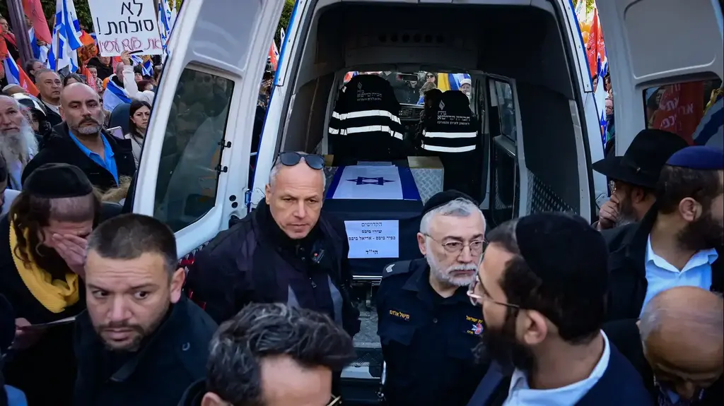 حشود ترافق شيري، أريئيل وكفير بيباس في وداعهم الأخير