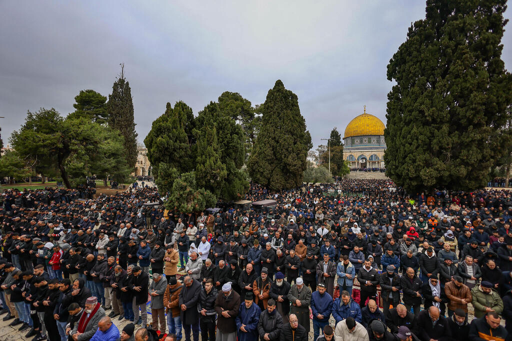 تسعون ألف مصلٍ يؤدون أول صلاة جمعة في رمضان بالحرم القدسي