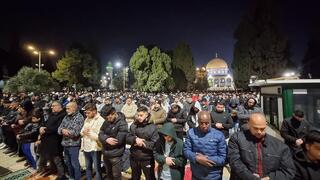 60 ألفا يؤدون صلاتي العشاء والتراويح في رحاب المسجد الأقصى المبارك
