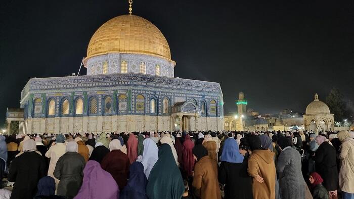 60 ألفا يؤدون صلاتي العشاء والتراويح في رحاب المسجد الأقصى المبارك