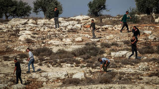 اشتباط  مع قوات الأمن الإسرائيلية بعد أن أحرق مستوطنون إسرائيليون متطرفون منازل وسيارات في بلدة بيت فوريك شرق نابلس بالضفة الغربية