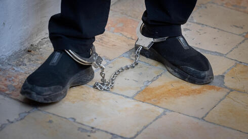 اعتقال شخص وعرضه على محكمة - صورة توضيحية
