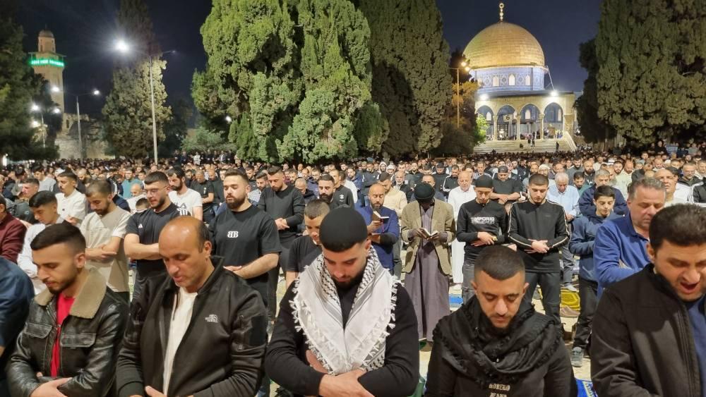 90 ألف مصل يؤدون العشاء والتراويح في الأقصى