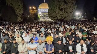 90 ألف مصل يؤدون العشاء والتراويح في الأقصى