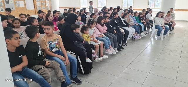 عشرات الاطفال في عرض مسرح الف ليلة وليلة في قرية عبلين