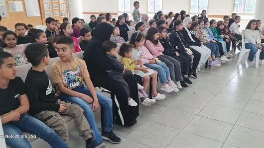 عشرات الاطفال في عرض مسرح الف ليلة وليلة في قرية عبلين