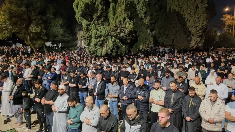 90 ألف مصل يؤدون العشاء والتراويح في الأقصى