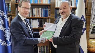 النائب منصور عباس مع الرئيس الإسرائيلي هرتسوغ